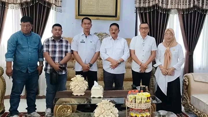 Bupati Boalemo, Rum Pagau, saat menerima kunjungan Tim Pejabat Pembuat Komitmen (PPK) Penyedia Pelaksana Pembangunan Kampung Nelayan Merah Putih Tahun 2026 di Rumah Jabatan Bupati, Rabu, 29 Juli 2026. (Foto: Humas)