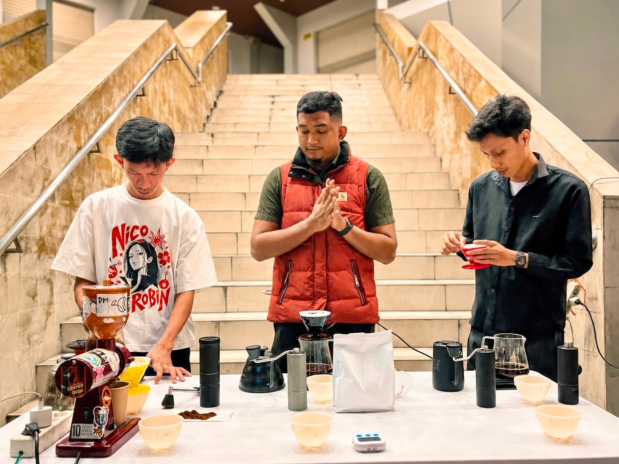 Suasana itu menjadi latar penyelenggaraan Diskopi Gorontalo Present Tarung Tiga, sebuah kompetisi manual brew yang mengusung tema "Pertarungan Para Pendekar Kopi". (Foto: Istw)
