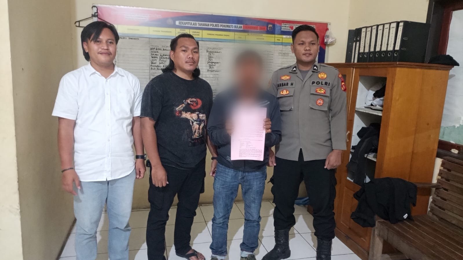 Kepolisian Resor Pohuwato menetapkan seorang pria berinisial FM (46) sebagai tersangka dalam kasus dugaan aktivitas pertambangan emas tanpa izin (PETI) di Desa Teratai. (Foto: Istw)