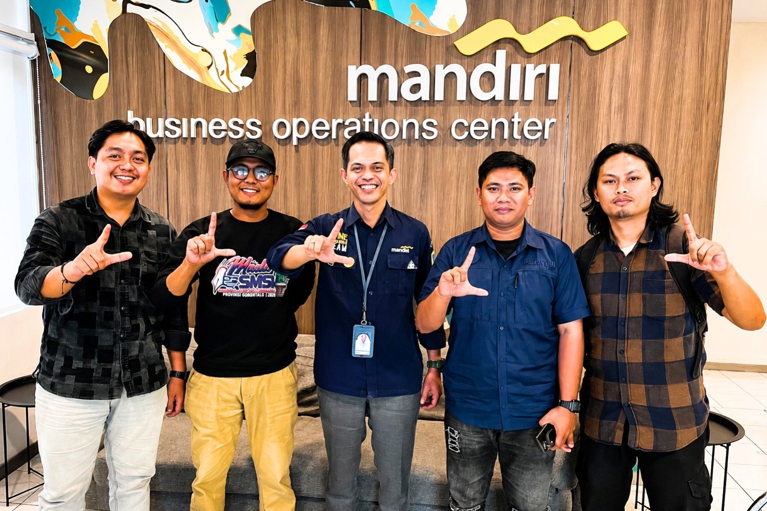 Pimpinan Cabang Bank Mandiri Gorontalo, Warham Syahrani (tengah), menerima kunjungan silaturahmi pengurus SMSI Kota Gorontalo sebagai bagian dari penguatan kolaborasi menyukseskan Gorontalo Half Marathon 2026/Hibata.id