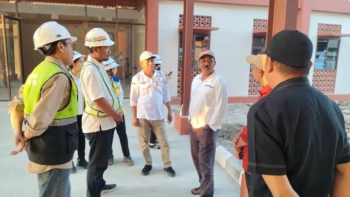 Bupati Boalemo, Rum Pagau, turun langsung meninjau kesiapan fasilitas sekolah, Kamis (30/7/2026). (Foto: Humas)