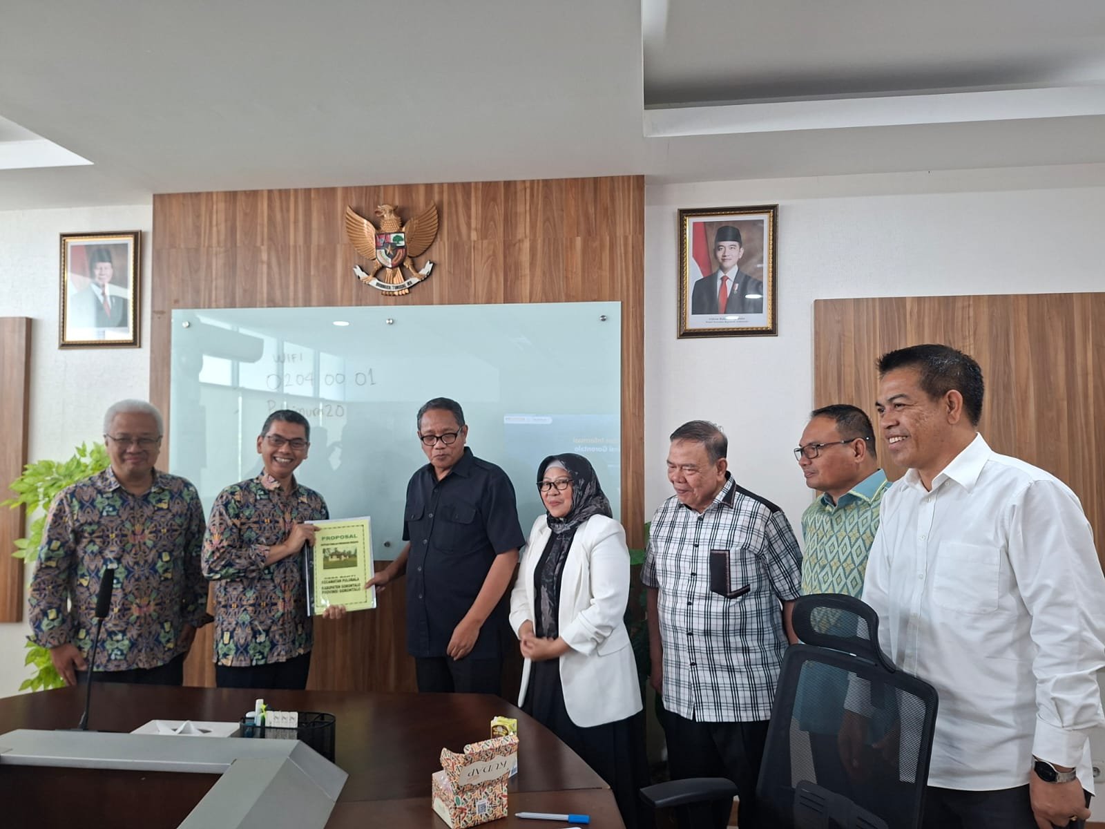Komisi III DPRD Provinsi Gorontalo menyerahkan sekaligus mengawal usulan pembangunan jalan dan jembatan senilai Rp358,08 miliar/Hibata.id