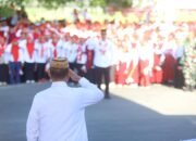 Bupati Bone Bolango Ismet Mile memimpin pembentangan Bendera Merah Putih sepanjang 50 meter di Centerpoint Bone Bolango sebagai pembuka rangkaian HUT Ke-81 RI/Hibata.id