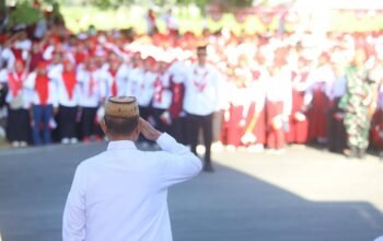 Bupati Bone Bolango Ismet Mile memimpin pembentangan Bendera Merah Putih sepanjang 50 meter di Centerpoint Bone Bolango sebagai pembuka rangkaian HUT Ke-81 RI/Hibata.id