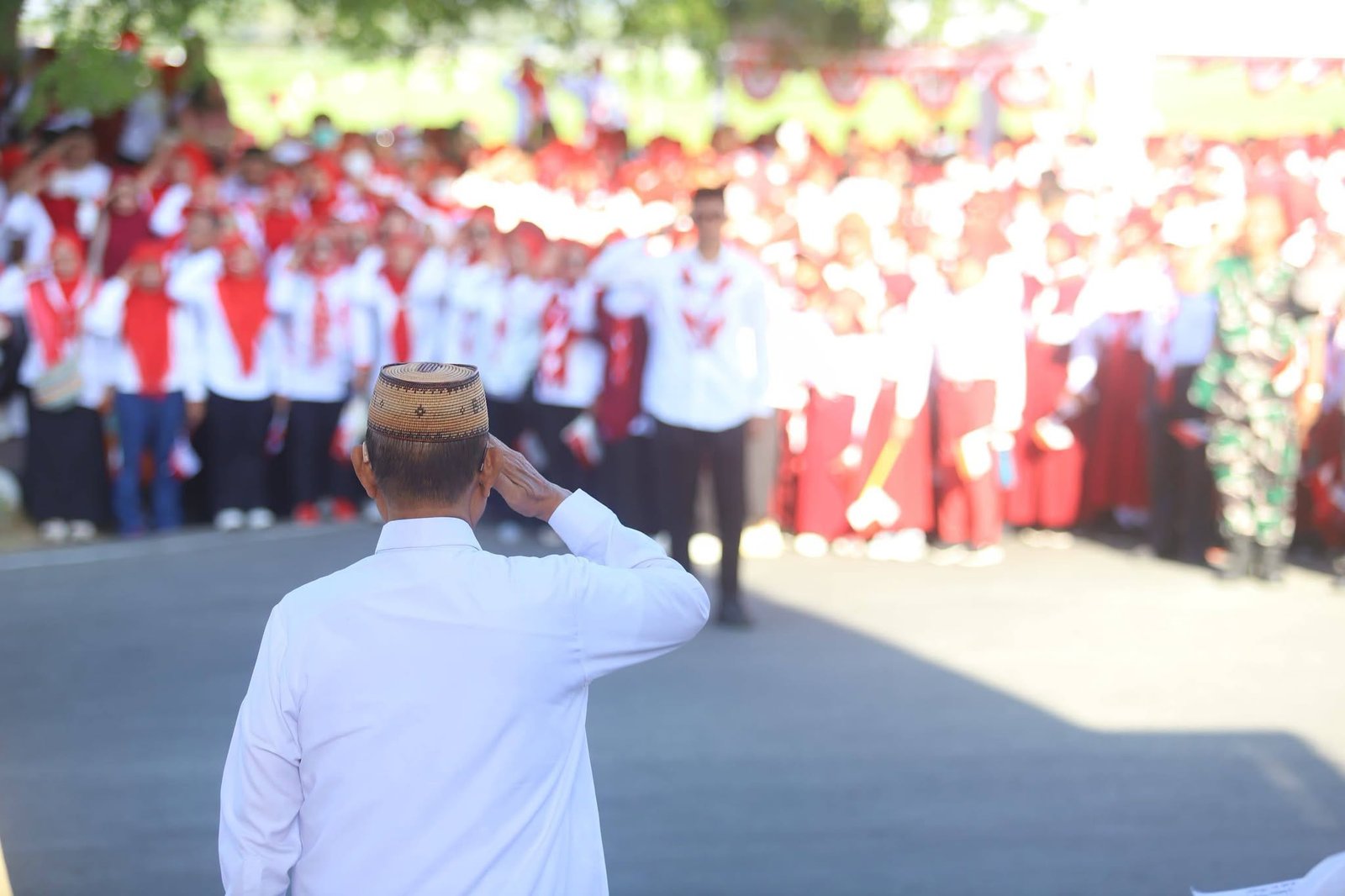 Bupati Bone Bolango Ismet Mile memimpin pembentangan Bendera Merah Putih sepanjang 50 meter di Centerpoint Bone Bolango sebagai pembuka rangkaian HUT Ke-81 RI/Hibata.id