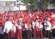 Pemkab Bone Bolango mengawali HUT Ke-81 RI dengan pembagian dan pembentangan Bendera Merah Putih sepanjang 50 meter untuk memperkuat nasionalisme. Foto: Prokofim/Hibata.id