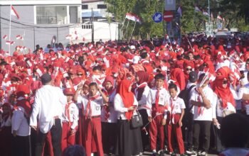 Pemkab Bone Bolango mengawali HUT Ke-81 RI dengan pembagian dan pembentangan Bendera Merah Putih sepanjang 50 meter untuk memperkuat nasionalisme. Foto: Prokofim/Hibata.id
