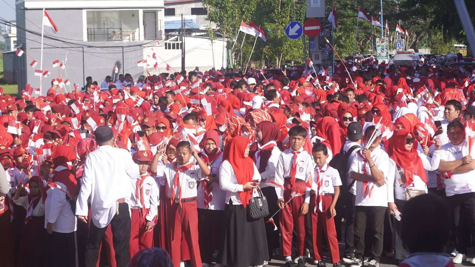 Pemkab Bone Bolango mengawali HUT Ke-81 RI dengan pembagian dan pembentangan Bendera Merah Putih sepanjang 50 meter untuk memperkuat nasionalisme. Foto: Prokofim/Hibata.id