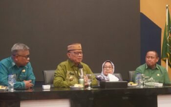Bupati Bone Bolango bersama Kepala Dinas Pendidikan dan Kebudayaan Kabupaten Bone Bolango menghadiri kegiatan Coaching Clinic Penyusunan Sistem Penjaminan Mutu Internal (SPMI) Berdasarkan Rapor Pendidikan Jenjang Taman Kanak-Kanak (TK) Tahun 2026 di Grand Q Hotel, Kota Gorontalo/Hibata.id