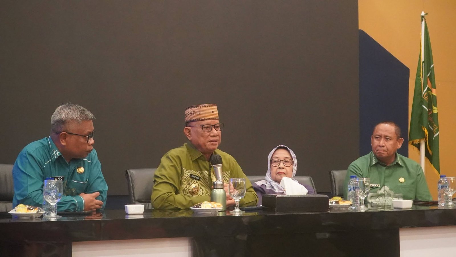 Bupati Bone Bolango bersama Kepala Dinas Pendidikan dan Kebudayaan Kabupaten Bone Bolango menghadiri kegiatan Coaching Clinic Penyusunan Sistem Penjaminan Mutu Internal (SPMI) Berdasarkan Rapor Pendidikan Jenjang Taman Kanak-Kanak (TK) Tahun 2026 di Grand Q Hotel, Kota Gorontalo/Hibata.id
