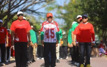 Sekda Bone Bolango Iwan Mustapa mengikuti lomba gerak jalan dalam rangka memperingati HUT ke-81 Proklamasi Kemerdekaan Republik Indonesia di Alun-Alun Bone Bolango, Kamis (13/8/2026)/Hibata.id