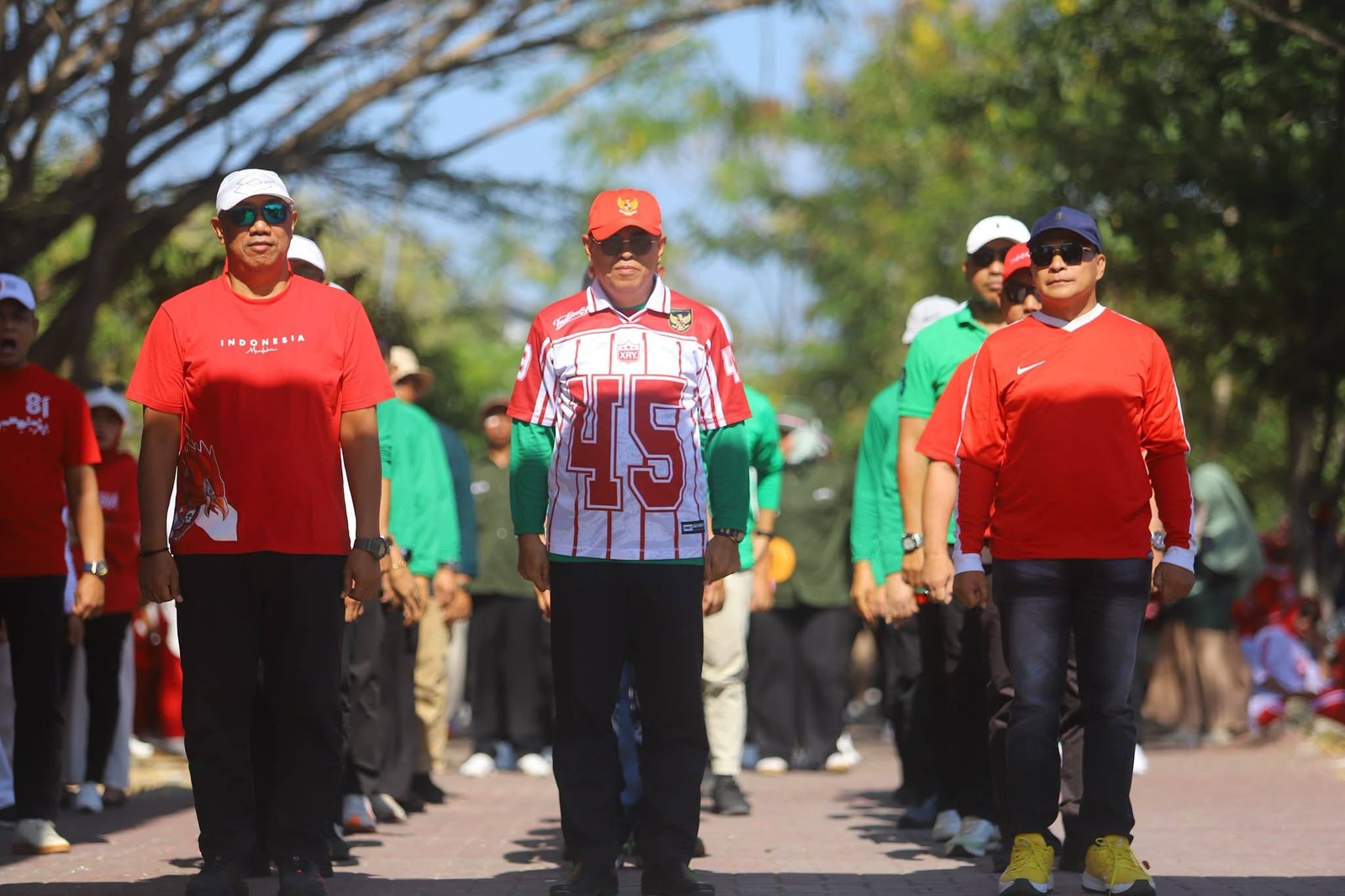 Sekda Bone Bolango Iwan Mustapa mengikuti lomba gerak jalan dalam rangka memperingati HUT ke-81 Proklamasi Kemerdekaan Republik Indonesia di Alun-Alun Bone Bolango, Kamis (13/8/2026)/Hibata.id