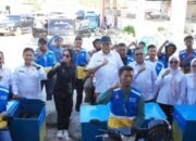Anggota DPRD Provinsi Gorontalo Femmy Udoki bersama anggota DPRD lainnya dan Gubernur Gorontalo saat penyerahan bantuan kepada nelayan/Hibata.id