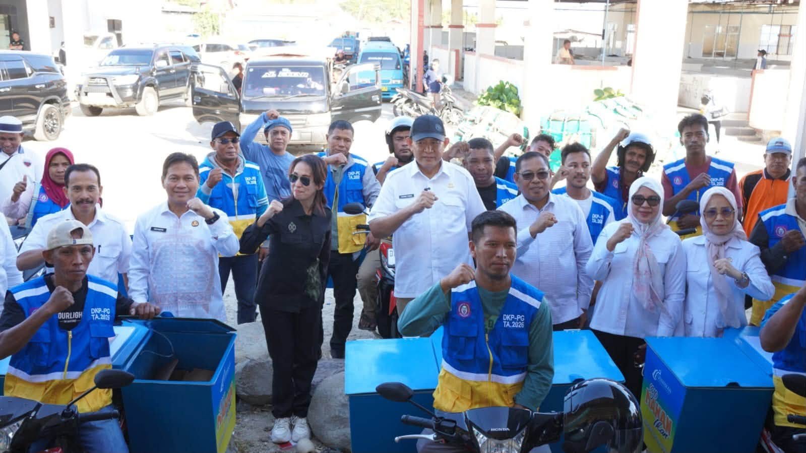 Anggota DPRD Provinsi Gorontalo Femmy Udoki bersama anggota DPRD lainnya dan Gubernur Gorontalo saat penyerahan bantuan kepada nelayan/Hibata.id