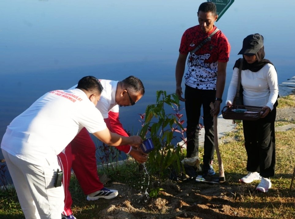 Ketua DPRD Gorontalo Idrus MT Mopili menghadiri pencanangan HUT Ke-81 RI di Danau Perintis Bone Bolango yang dirangkaikan dengan penanaman pohon dan penebaran benih ikan/Hibata.id