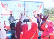 Sekwan DPRD Provinsi Gorontalo Rifli Katili membawakan lagu Kebyar-Kebyar pada lomba vokalia antar pimpinan OPD dalam rangka HUT Ke-81 RI di Bone Bolango/Hibata.id