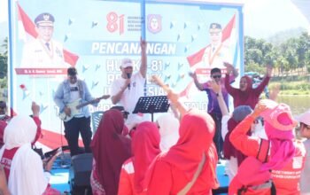 Sekwan DPRD Provinsi Gorontalo Rifli Katili membawakan lagu Kebyar-Kebyar pada lomba vokalia antar pimpinan OPD dalam rangka HUT Ke-81 RI di Bone Bolango/Hibata.id