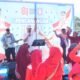 Sekwan DPRD Provinsi Gorontalo Rifli Katili membawakan lagu Kebyar-Kebyar pada lomba vokalia antar pimpinan OPD dalam rangka HUT Ke-81 RI di Bone Bolango/Hibata.id