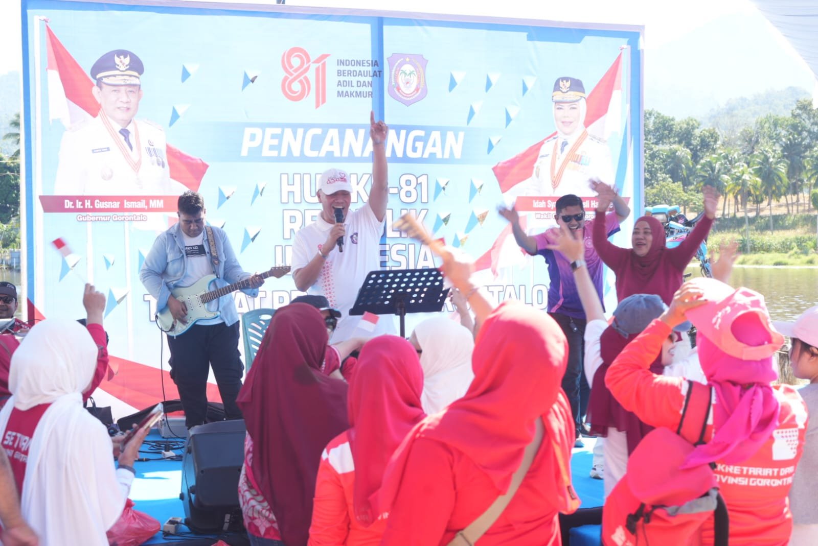 Sekwan DPRD Provinsi Gorontalo Rifli Katili membawakan lagu Kebyar-Kebyar pada lomba vokalia antar pimpinan OPD dalam rangka HUT Ke-81 RI di Bone Bolango/Hibata.id