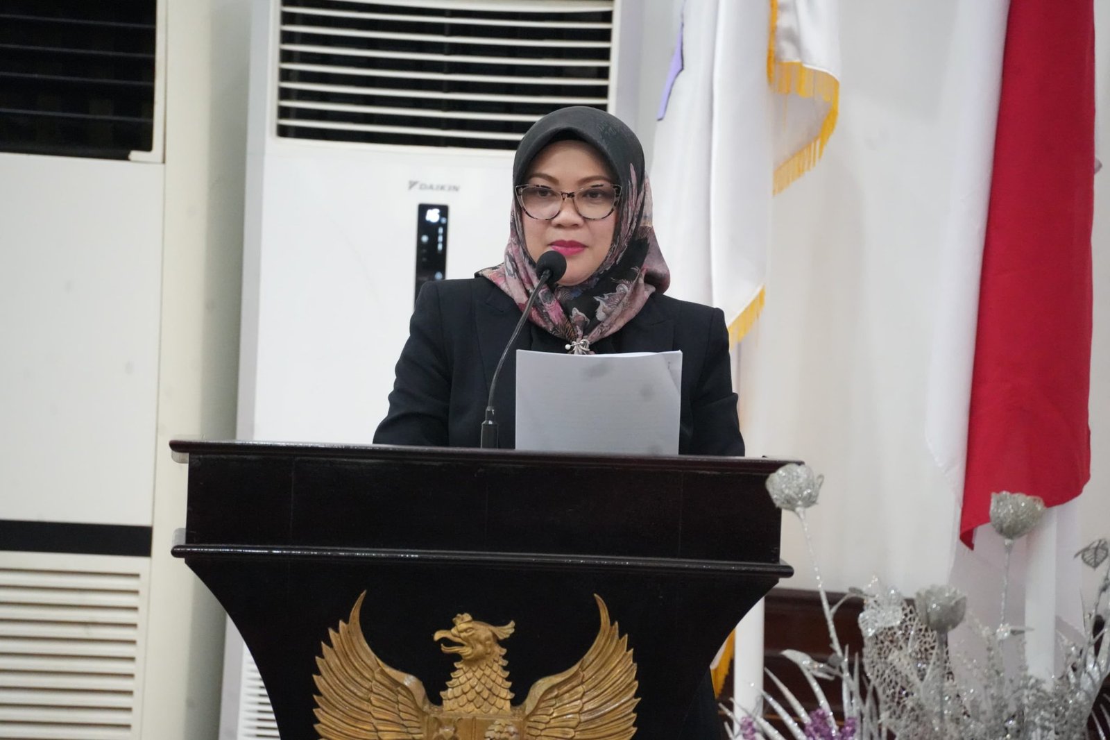 Venny Rosdiana Anwar menyampaikan pandangan umum Fraksi PDI Perjuangan terkait Ranperda Perubahan APBD Provinsi Gorontalo Tahun Anggaran 2026 dalam Rapat Paripurna DPRD Provinsi Gorontalo/Hibata.id