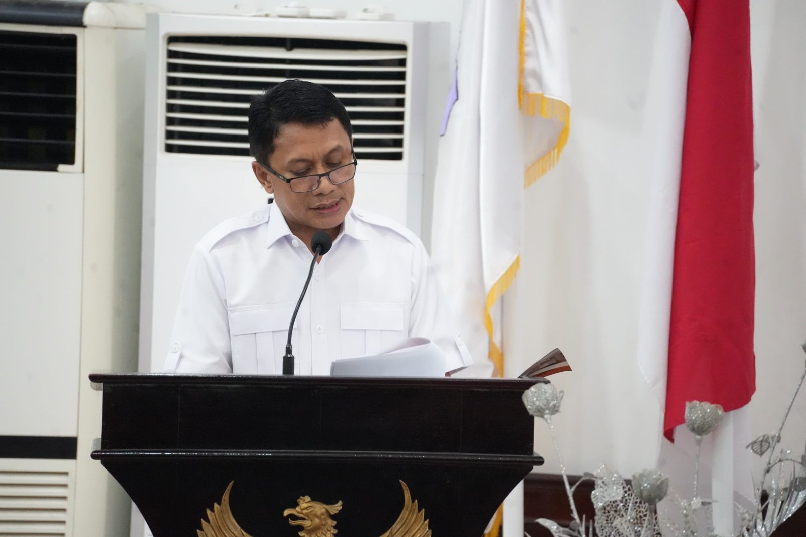 Anggota DPRD Provinsi Gorontalo dari Fraksi Partai Gerindra, Syamsir Djafar Kiyai, saat menyampaikan Pandangan Umum Fraksi terkait Perubahan APBD Provinsi Gorontalo Tahun Anggaran 2026 dalam rapat paripurna DPRD Provinsi Gorontalo/Hibata.id