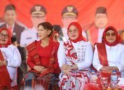 Ketua DWP Kabupaten Bone Bolango Nurliana Iwan Mustapa mengikuti Upacara HUT ke-81 Kemerdekaan RI di Lapangan Alun-Alun Bone Bolango, Senin (17/8/2026)/Hibata.id