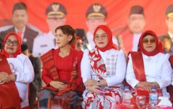 Ketua DWP Kabupaten Bone Bolango Nurliana Iwan Mustapa mengikuti Upacara HUT ke-81 Kemerdekaan RI di Lapangan Alun-Alun Bone Bolango, Senin (17/8/2026)/Hibata.id