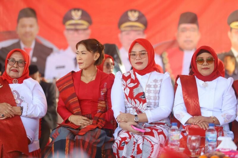 Ketua DWP Kabupaten Bone Bolango Nurliana Iwan Mustapa mengikuti Upacara HUT ke-81 Kemerdekaan RI di Lapangan Alun-Alun Bone Bolango, Senin (17/8/2026)/Hibata.id