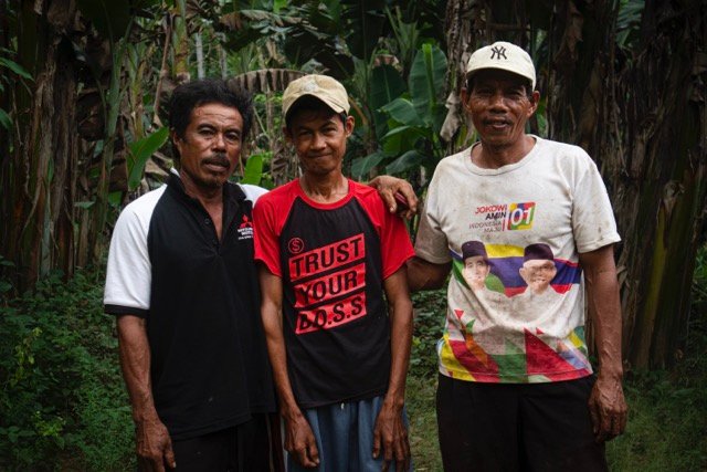 Nikolas (Kiri), Yones (Tengh), dan Marten (Kanan). Lahan mereka diambil alih secara sepihak oleh GNJ. (Foto: Sarjan Lahay)