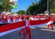 Bupati Bone Bolango Ismet Mile bersama jajaran Forkopimda memimpin pembentangan Bendera Merah Putih sepanjang 50 meter di Centerpoint Bone Bolango sebagai pembuka rangkaian peringatan HUT Ke-81 Kemerdekaan RI, Senin (3/8/2026)/Hibata.id