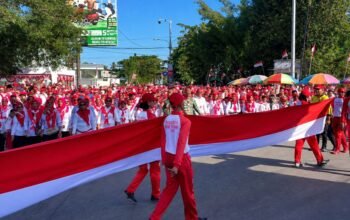 Bupati Bone Bolango Ismet Mile bersama jajaran Forkopimda memimpin pembentangan Bendera Merah Putih sepanjang 50 meter di Centerpoint Bone Bolango sebagai pembuka rangkaian peringatan HUT Ke-81 Kemerdekaan RI, Senin (3/8/2026)/Hibata.id