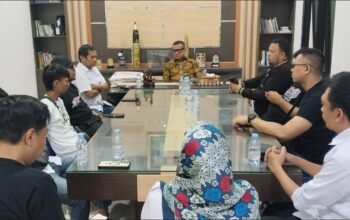 Pengurus SMSI Provinsi Gorontalo bersama pengurus SMSI kabupaten/kota saat melakukan audiensi dengan Ketua DPD ABPEDNAS Provinsi Gorontalo Syarif Mbuinga untuk membahas kolaborasi Program Jaga Desa di Gorontalo, Minggu (9/8/2026)/Hibata.id