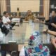 Pengurus SMSI Provinsi Gorontalo bersama pengurus SMSI kabupaten/kota saat melakukan audiensi dengan Ketua DPD ABPEDNAS Provinsi Gorontalo Syarif Mbuinga untuk membahas kolaborasi Program Jaga Desa di Gorontalo, Minggu (9/8/2026)/Hibata.id