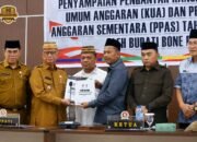 Bupati Bone Bolango Ismet Mile menyerahkan rancangan KUA-PPAS APBD 2027 kepada DPRD untuk dibahas sebagai dasar penyusunan anggaran daerah/Hibata.id