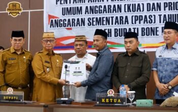 Bupati Bone Bolango Ismet Mile menyerahkan rancangan KUA-PPAS APBD 2027 kepada DPRD untuk dibahas sebagai dasar penyusunan anggaran daerah/Hibata.id