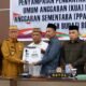Bupati Bone Bolango Ismet Mile menyerahkan rancangan KUA-PPAS APBD 2027 kepada DPRD untuk dibahas sebagai dasar penyusunan anggaran daerah/Hibata.id