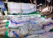 Seluruh jenazah korban longsor di PETI DAM Pohuwato dievakuasi menggunakan karung dari lokasi kejadian. Foto: ist/Hibata.id