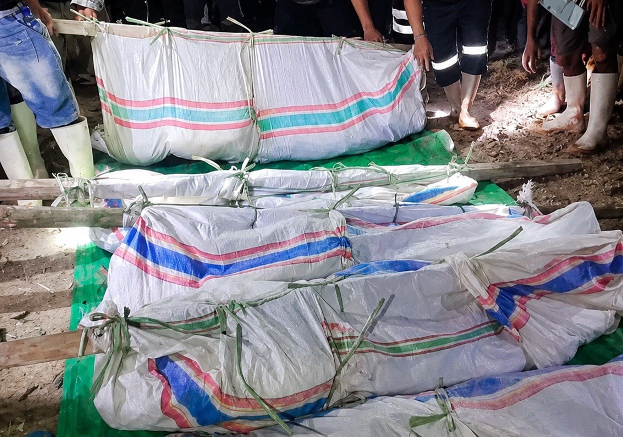 Seluruh jenazah korban longsor di PETI DAM Pohuwato dievakuasi menggunakan karung dari lokasi kejadian. Foto: ist/Hibata.id