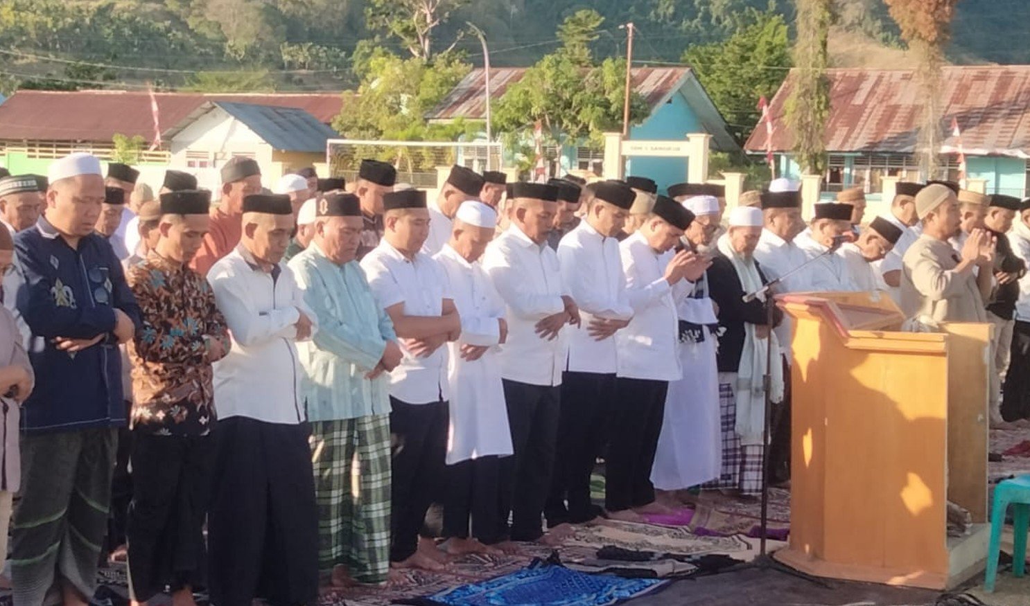 Bupati Bolmut Sirajudin Lasena bersama warga Sangkub mengikuti sholat istighosah untuk mendoakan turunnya hujan dan keberkahan bagi daerah/Hibata.id