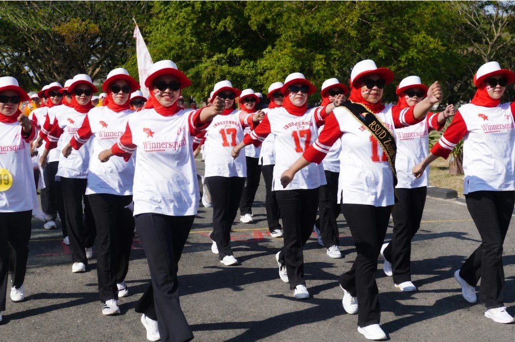 Pegawai RSUD ZUS Gorontalo Utara mengikuti gerak jalan HUT ke-81 RI. Kegiatan ini menjadi momentum memperkuat kekompakan dan kerja sama pegawai/Hibata.id