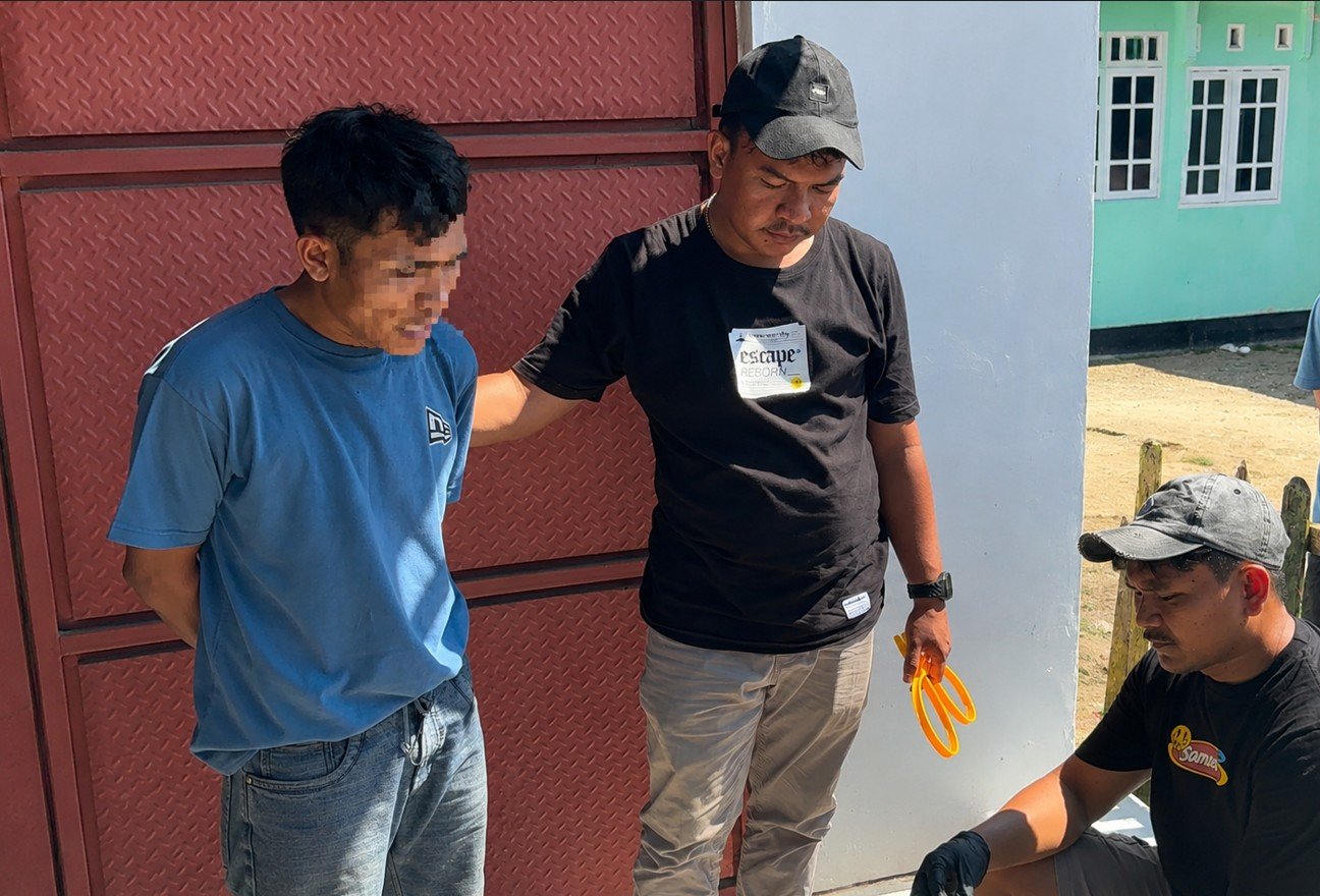Personel Satresnarkoba Polres Pohuwato saat mengamankan seorang pria berinisial D dalam penindakan terkait temuan barang yang diduga narkotika jenis sabu di Desa Sipatana, Kecamatan Duhiadaa, Kabupaten Pohuwato, Jumat (14/8/2026). (Foto: Dokumentasi Polres Pohuwato)/Hibata.id