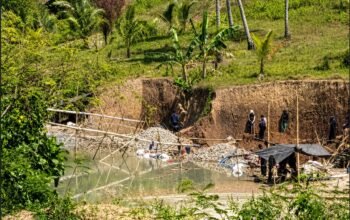 Dokumentasi aktivitas tambang emas yang diduga ilegal di bantaran Sungai Kendedes, Desa Tenilo, Kecamatan Paguyaman, Kabupaten Boalemo. (Foto: Istimewa)/Hibata.id