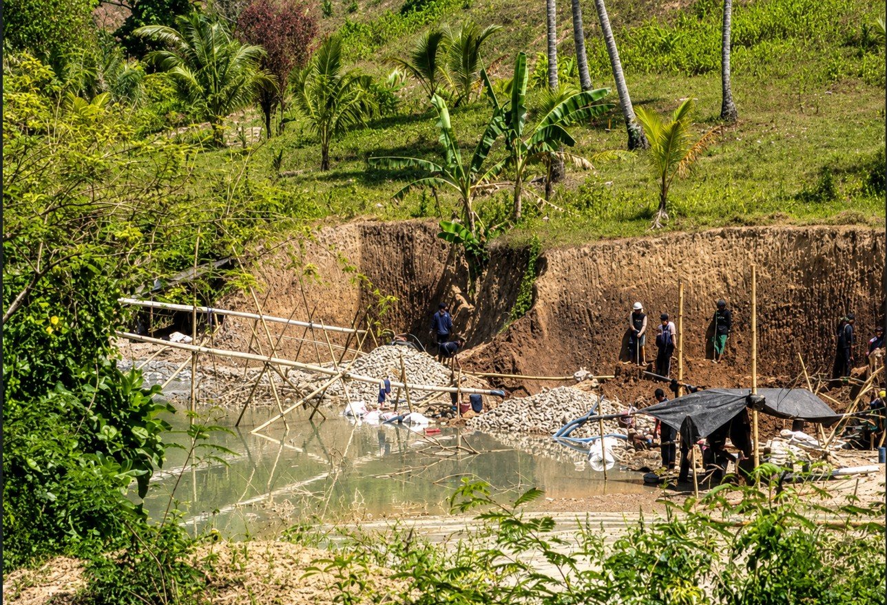 Dokumentasi aktivitas tambang emas yang diduga ilegal di bantaran Sungai Kendedes, Desa Tenilo, Kecamatan Paguyaman, Kabupaten Boalemo. (Foto: Istimewa)/Hibata.id