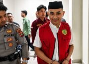 Terdakwa Muhammad Amin Ramadhan saat digiring menuju ruang sidang Pengadilan Negeri (PN) Gorontalo untuk mengikuti persidangan/Hibata.id
