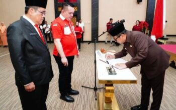 Wakil Wali Kota Gorontalo, Indra Gobel saat aat melantik Penjabat (Pj) Sekretaris Daerah Kota Gorontalo, Nuryanto, di Bandhayo Lo Yiladia, Senin (3/8/2026). (Foto: Humas)