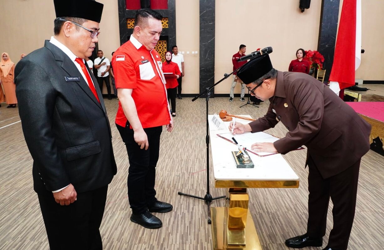 Wakil Wali Kota Gorontalo, Indra Gobel saat aat melantik Penjabat (Pj) Sekretaris Daerah Kota Gorontalo, Nuryanto, di Bandhayo Lo Yiladia, Senin (3/8/2026). (Foto: Humas)