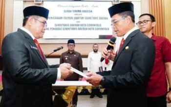 Pemerintah Kota Gorontalo resmi melantik dan mengambil sumpah jabatan Penjabat (Pj) Sekretaris Daerah (Sekda) Kota Gorontalo, Nuryanto, dalam prosesi yang berlangsung di Bandhayo Lo Yiladia, Senin (3/8/2026). (Foto: Humas)