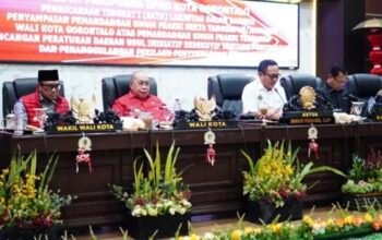 Wali Kota Gorontalo, Adhan Dambea, saat menghadiri Rapat Paripurna Tingkat I DPRD Kota Gorontalo, Selasa (4/8/2026). (Foto: Humas)