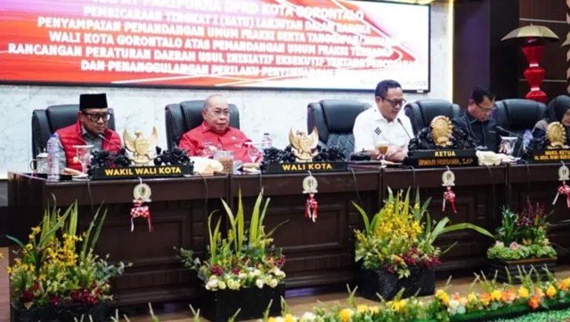 Wali Kota Gorontalo, Adhan Dambea, saat menghadiri Rapat Paripurna Tingkat I DPRD Kota Gorontalo, Selasa (4/8/2026). (Foto: Humas)