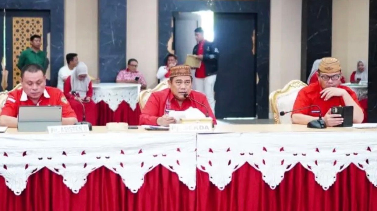 Penjabat Sekretaris Daerah Kota Gorontalo, Nuryanto dalam Rapat Koordinasi dan Evaluasi (Rakorev) Penyerapan Anggaran Semester I Tahun Anggaran 2026 di Bandhayo Lo Yiladia Kota Gorontalo, Selasa, 11 Agustus 2026. (Foto: Humas)